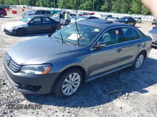 2013 Volkswagen Passat SEL Premium z VIN 1VWCP7A30DC131781, wystawiony jako IAAI lot #42193228 z przebiegiem Nie podano mil oraz . Historia ofert i sprzedaży dostępna na DreamBid. Obrazek 2.