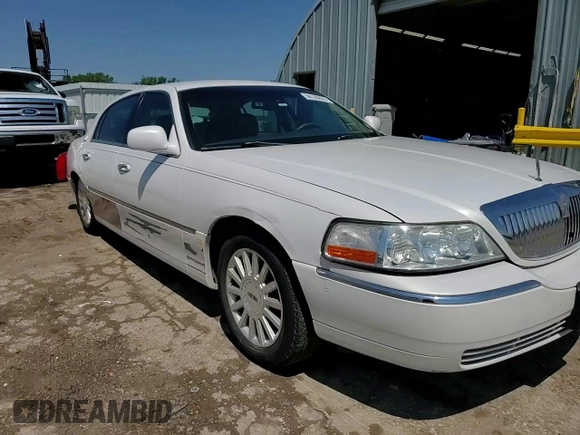 2003 Lincoln Town Car Signature z VIN 1LNHM82W43Y618527, wystawiony jako Copart lot #56135055 z przebiegiem 135 847 mil mil oraz Szkody całkowita. Historia ofert i sprzedaży dostępna na DreamBid. Obrazek 13.