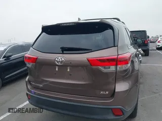 2018 Toyota Highlander SE z VIN 5TDKZRFH6JS248476, wystawiony jako IAAI lot #42644155 z przebiegiem 37 054 mil mil oraz . Historia ofert i sprzedaży dostępna na DreamBid. Obrazek 16.