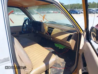1988 Chevrolet Silverado 2500 z VIN 1GCFC24H4JZ186099, wystawiony jako IAAI lot #42067699 z przebiegiem 174 023 mil mil oraz . Historia ofert i sprzedaży dostępna na DreamBid. Obrazek 5.
