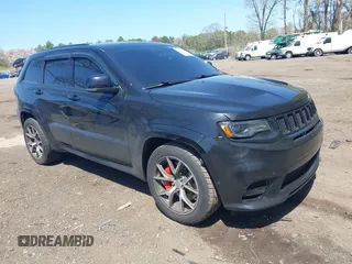 2017 Jeep Grand Cherokee SRT z VIN 1C4RJFDJ5HC688694, wystawiony jako IAAI lot #42134459 z przebiegiem 89 988 mil mil oraz . Historia ofert i sprzedaży dostępna na DreamBid. Obrazek 1.