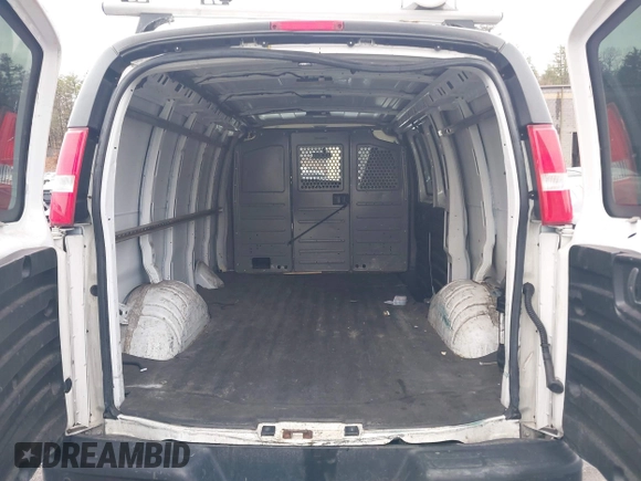 2019 GMC Savana Cargo z VIN 1GTW7AFG9K1154896, wystawiony jako IAAI lot #41761872 z przebiegiem 183 541 mil mil oraz . Historia ofert i sprzedaży dostępna na DreamBid. Obrazek 8.