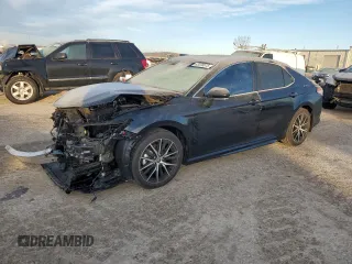 2022 Toyota Camry SE with VIN 4T1T11AK9NU038936, listed as a Copart auction lot 43228575 with 30,089 mi miles and Salvage Title. Bid and sale history available at carsss.com. Image 1.