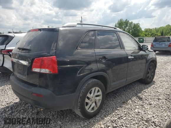 2013 Kia Sorento LX z VIN 5XYKT3A62DG416989, wystawiony jako Copart lot #55416865 z przebiegiem 280 489 mil mil oraz Czysty tytuł • Clean title. Historia ofert i sprzedaży dostępna na DreamBid. Obrazek 3.