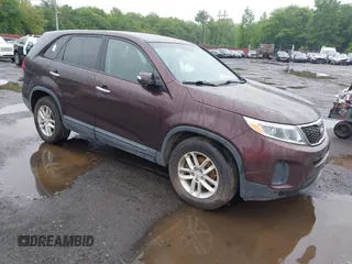 2014 Kia Sorento LX z VIN 5XYKT3A6XEG543006, wystawiony jako IAAI lot #42365215 z przebiegiem 116 459 mil mil oraz . Historia ofert i sprzedaży dostępna na DreamBid. Obrazek 1.