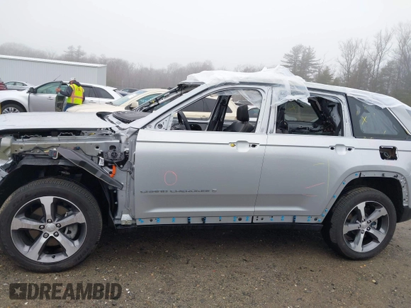 2024 Jeep Grand Cherokee with VIN 1C4RJYB68RC110262, listed as a IAAI auction lot 41893403 with 2,312 mi miles and . Bid and sale history available at DreamBid. Image 15.