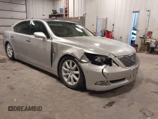 2007 Lexus LS 460 L z VIN JTHGL46F275020190, wystawiony jako IAAI lot #42206196 z przebiegiem 164 133 mil mil oraz . Historia ofert i sprzedaży dostępna na DreamBid. Obrazek 1.