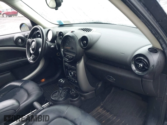 2015 MINI Countryman z VIN WMWZB3C59FWR43890, wystawiony jako IAAI lot #42372407 z przebiegiem 131 884 mil mil oraz . Historia ofert i sprzedaży dostępna na DreamBid. Obrazek 5.