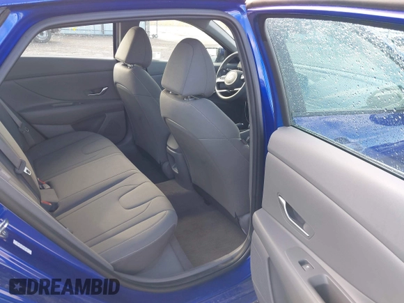 2024 Hyundai Elantra SEL z VIN KMHLM4DG5RU823587, wystawiony jako IAAI lot #42475697 z przebiegiem 27 753 mil mil oraz . Historia ofert i sprzedaży dostępna na DreamBid. Obrazek 8.