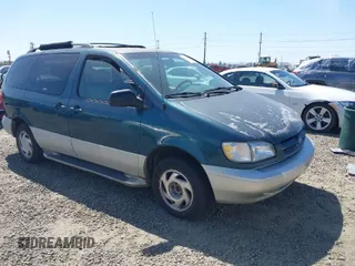 1998 Toyota Sienna LE with VIN 4T3ZF13CXWU023663, listed as a IAAI auction lot 42011727 with 214,972 mi miles. Bid and sale history available at carsss.com. Image 1.