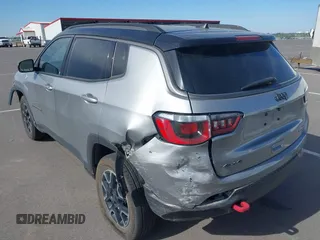 2019 Jeep Compass Trailhawk z VIN 3C4NJDDB6KT722424, wystawiony jako IAAI lot #42270528 z przebiegiem 98 007 mil mil oraz . Historia ofert i sprzedaży dostępna na DreamBid. Obrazek 17.