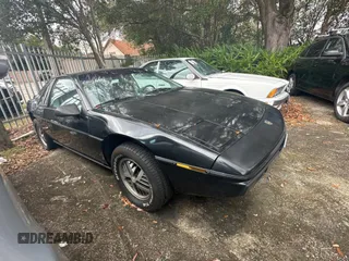 1984 Pontiac Fiero z VIN 1G2AF37R0EP298514, wystawiony jako Copart lot #46483065 z przebiegiem 31 983 mil mil oraz Czysty tytuł • Clean title. Historia ofert i sprzedaży dostępna na DreamBid. Obrazek 1.