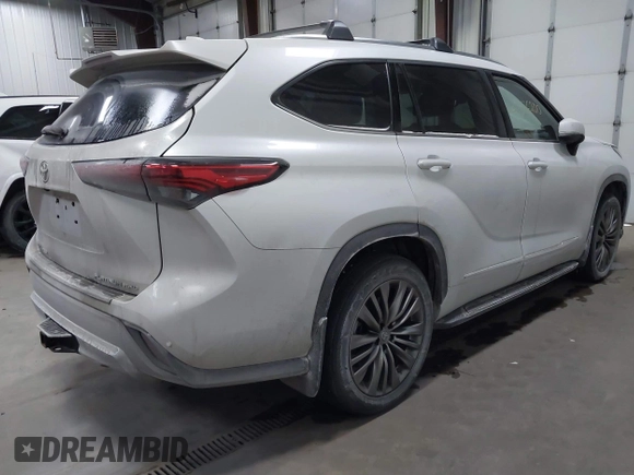 2022 Toyota Highlander Platinum z VIN 5TDFZRBH5NS203414, wystawiony jako IAAI lot #41376200 z przebiegiem 40 876 mil mil oraz . Historia ofert i sprzedaży dostępna na DreamBid. Obrazek 4.