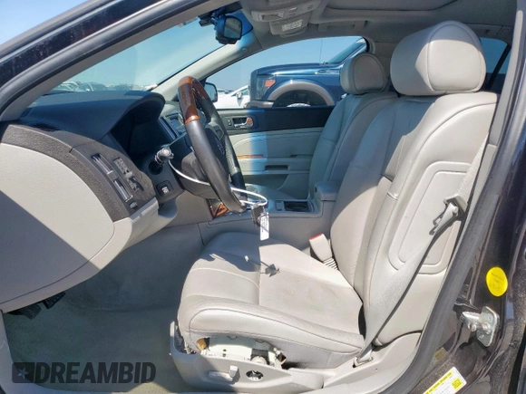 2009 Cadillac STS RWD z VIN 1G6DW67V390103790, wystawiony jako Copart lot #56596915 z przebiegiem 57 537 mil mil oraz Czysty tytuł • Clean title. Historia ofert i sprzedaży dostępna na DreamBid. Obrazek 7.