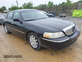2010 Lincoln Town Car Signature Limited z VIN 2LNBL8CV0AX752950, wystawiony jako IAAI lot #42381722 z przebiegiem 127 200 mil mil oraz . Historia ofert i sprzedaży dostępna na DreamBid. Obrazek 1.