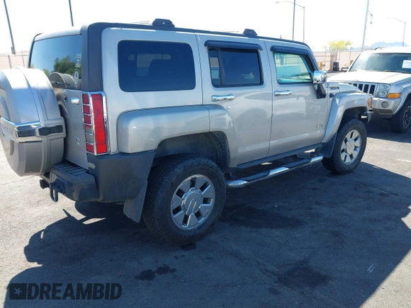 2007 Hummer H3 SUV with VIN 5GTDN13E178197698, listed as a IAAI auction lot 42153746 with 215,605 mi miles. Bid and sale history available at carsss.com. Image 4.