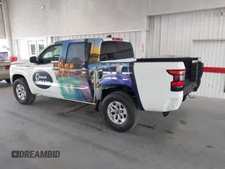 2025 Nissan Frontier S z VIN 1N6ED1EKXSN601669, wystawiony jako IAAI lot #42171057 z przebiegiem 801 mil mil oraz . Historia ofert i sprzedaży dostępna na DreamBid. Obrazek 3.