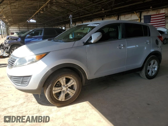 2013 Kia Sportage LX z VIN KNDPB3A20D7374714, wystawiony jako Copart lot #60260025 z przebiegiem 68 178 mil mil oraz Czysty tytuł • Clean title. Historia ofert i sprzedaży dostępna na DreamBid. Obrazek 1.