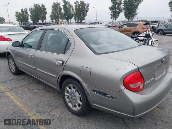 2000 Nissan Maxima GXE z VIN JN1CA31D0YT754624, wystawiony jako IAAI lot #42299290 z przebiegiem 81 958 mil mil oraz . Historia ofert i sprzedaży dostępna na DreamBid. Obrazek 3.