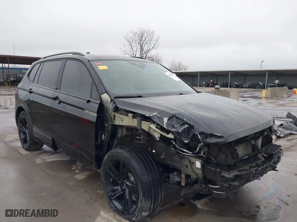 2023 Volkswagen Tiguan SE R-Line Black with VIN 3VVCB7AX0PM061742, listed as a IAAI auction lot 41528630 with 22,571 mi miles. Bid and sale history available at carsss.com. Image 6.