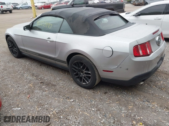 2012 Ford Mustang V6 z VIN 1ZVBP8EM4C5273218, wystawiony jako IAAI lot #42253497 z przebiegiem 175 676 mil mil oraz . Historia ofert i sprzedaży dostępna na DreamBid. Obrazek 3.