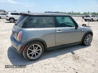 2005 MINI Hardtop S z VIN WMWRE33435TG95329, wystawiony jako Copart lot #56890015 z przebiegiem 47 985 mil mil oraz Czysty tytuł • Clean title. Historia ofert i sprzedaży dostępna na DreamBid. Obrazek 3.