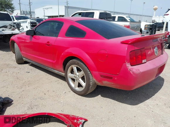 2008 Ford Mustang Deluxe z VIN 1ZVHT80N585139220, wystawiony jako IAAI lot #42260294 z przebiegiem 159 959 mil mil oraz . Historia ofert i sprzedaży dostępna na DreamBid. Obrazek 3.