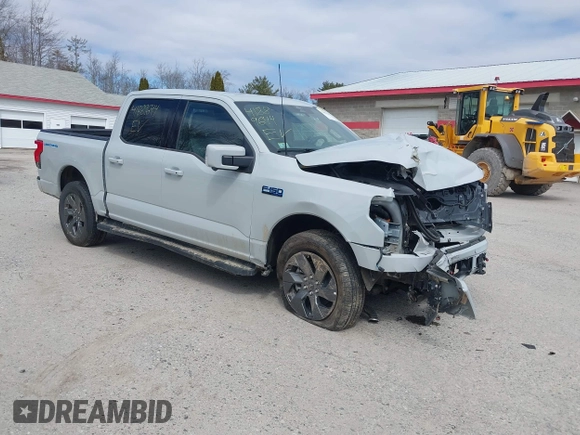 2024 Ford F-150 Lightning Lariat z VIN 1FT6W5L73RWG16719, wystawiony jako IAAI lot #41889644 z przebiegiem 5 031 mil mil oraz . Historia ofert i sprzedaży dostępna na DreamBid. Obrazek 1.