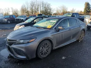 2022 Toyota Camry SE z VIN 4T1G11AK9NU656002, wystawiony jako Copart lot #41622705 z przebiegiem 63 603 mil mil oraz Szkoda całkowita • Salvage title. Historia ofert i sprzedaży dostępna na DreamBid. Obrazek 1.