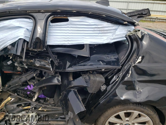 2010 BMW 3 Series 328i z VIN WBAPH5G54ANM70510, wystawiony jako Copart lot #50913145 z przebiegiem Nie podano mil oraz Nie do naprawy • Non repairable. Historia ofert i sprzedaży dostępna na DreamBid. Obrazek 10.