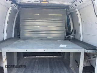 2014 Chevrolet Express Cargo z VIN 1GCWGFCA3E1191413, wystawiony jako IAAI lot #42495746 z przebiegiem 149 871 mil mil oraz . Historia ofert i sprzedaży dostępna na DreamBid. Obrazek 3.