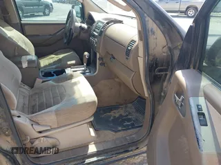 2006 Nissan Pathfinder SE z VIN 5N1AR18U16C628143, wystawiony jako IAAI lot #42113411 z przebiegiem 254 889 mil mil oraz . Historia ofert i sprzedaży dostępna na DreamBid. Obrazek 5.