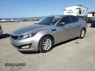 2013 Kia Optima LX z VIN KNAGM4A79D5379785, wystawiony jako Copart lot #52423165 z przebiegiem 131 380 mil mil oraz Szkody całkowita. Historia ofert i sprzedaży dostępna na DreamBid. Obrazek 1.