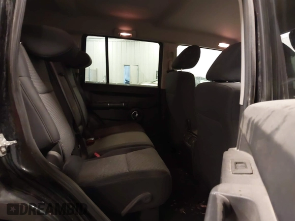 2010 Jeep Commander Sport z VIN 1J4RG4GT4AC115611, wystawiony jako IAAI lot #42286985 z przebiegiem 149 365 mil mil oraz . Historia ofert i sprzedaży dostępna na DreamBid. Obrazek 8.