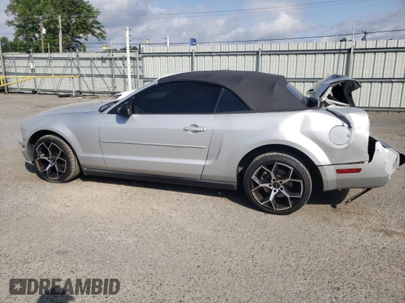 2005 Ford Mustang Deluxe z VIN 1ZVFT84N955199627, wystawiony jako Copart lot #53559625 z przebiegiem 138 799 mil mil oraz Szkoda całkowita • Salvage title. Historia ofert i sprzedaży dostępna na DreamBid. Obrazek 2.