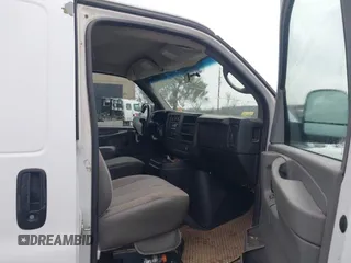 2009 Chevrolet Express Cargo z VIN 1GCFG15X991102230, wystawiony jako IAAI lot #41517800 z przebiegiem 291 167 mil mil oraz . Historia ofert i sprzedaży dostępna na DreamBid. Obrazek 5.