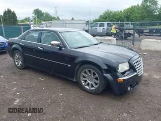 2006 Chrysler 300 C z VIN 2C3LA63H46H319893, wystawiony jako IAAI lot #42368859 z przebiegiem 252 863 mil mil oraz . Historia ofert i sprzedaży dostępna na DreamBid. Obrazek 1.