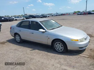 2002 Saturn LS z VIN 1G8JU54F22Y580273, wystawiony jako IAAI lot #42043884 z przebiegiem 106 112 mil mil oraz . Historia ofert i sprzedaży dostępna na DreamBid. Obrazek 1.