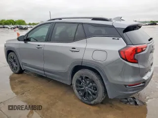 2021 GMC Terrain SLE z VIN 3GKALMEV2ML308839, wystawiony jako Copart lot #51755945 z przebiegiem 61 679 mil mil oraz Czysty tytuł • Clean title. Historia ofert i sprzedaży dostępna na DreamBid. Obrazek 2.