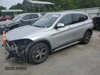 2018 BMW X1 sDrive28i z VIN WBXHU7C32J3H44095, wystawiony jako Copart lot #53780865 z przebiegiem Nie podano mil oraz Szkody całkowita. Historia ofert i sprzedaży dostępna na DreamBid. Obrazek 1.