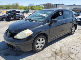 2009 Nissan Versa SL z VIN 3N1BC13E79L387727, wystawiony jako Copart lot #53397825 z przebiegiem 104 118 mil mil oraz Czysty tytuł • Clean title. Historia ofert i sprzedaży dostępna na DreamBid. Obrazek 1.