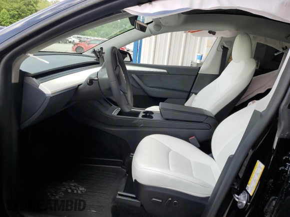 2024 Tesla Model Y Long Range z VIN 7SAYGDEEXRF072397, wystawiony jako Copart lot #61157535 z przebiegiem Nie podano mil oraz Szkoda całkowita • Salvage title. Historia ofert i sprzedaży dostępna na DreamBid. Obrazek 7.
