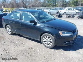 2011 Volkswagen Jetta Sedan SE PZEV with VIN 3VWDZ7AJ0BM366027, listed as a IAAI auction lot 41853137 with NaN miles. Bid and sale history available at carsss.com. Image 1.