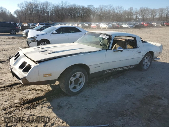 1979 Pontiac Firebird z VIN 2U87K9N120105, wystawiony jako Copart lot #46001565 z przebiegiem 87 739 mil mil oraz Czysty tytuł • Clean title. Historia ofert i sprzedaży dostępna na DreamBid. Obrazek 1.