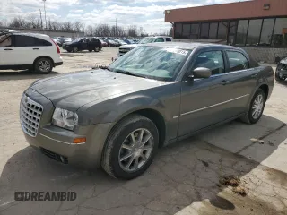 2009 Chrysler 300 z VIN 2C3KK53V49H611928, wystawiony jako Copart lot #52910015 z przebiegiem 85 568 mil mil oraz Szkoda całkowita • Salvage title. Historia ofert i sprzedaży dostępna na DreamBid. Obrazek 1.