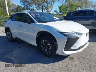 2024 Lexus RZ 300e Premium z VIN JTJABABB3RA002882, wystawiony jako IAAI lot #41262906 z przebiegiem 8 114 mil mil oraz . Historia ofert i sprzedaży dostępna na DreamBid. Obrazek 1.
