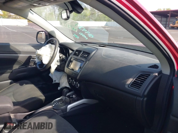 2014 Mitsubishi Outlander SE z VIN 4A4AP4AU7EE014439, wystawiony jako IAAI lot #42026513 z przebiegiem 70 963 mil mil oraz . Historia ofert i sprzedaży dostępna na DreamBid. Obrazek 5.