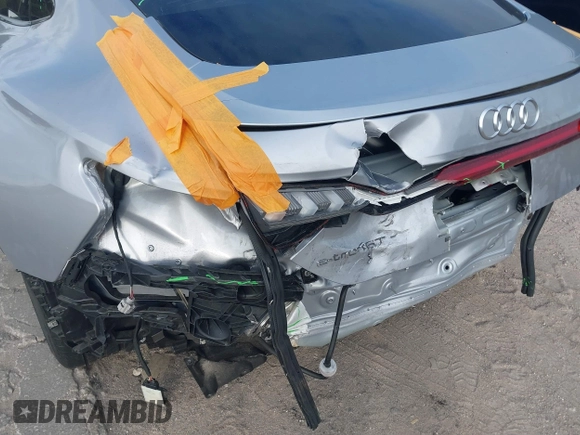2022 Audi e-tron GT Prestige z VIN WAUEJBFW7N7001491, wystawiony jako IAAI lot #41356266 z przebiegiem 42 738 mil mil oraz . Historia ofert i sprzedaży dostępna na DreamBid. Obrazek 20.