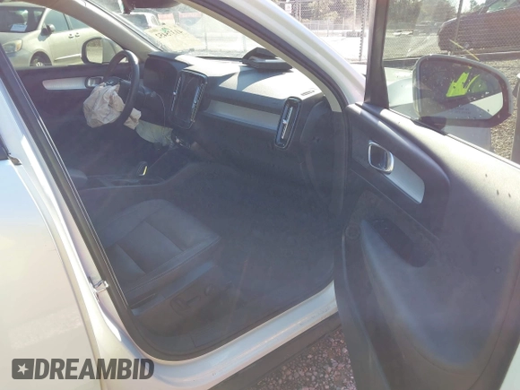 2021 Volvo XC40 Momentum with VIN YV4162UK8M2499552, listed as a IAAI auction lot 41375452 with 72,189 mi miles. Bid and sale history available at carsss.com. Image 5.