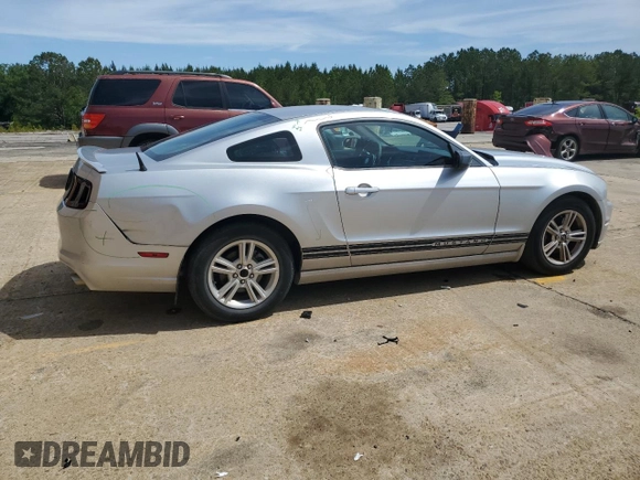 2013 Ford Mustang V6 z VIN 1ZVBP8AM8D5256204, wystawiony jako Copart lot #56149115 z przebiegiem 136 830 mil mil oraz Szkoda całkowita • Salvage title. Historia ofert i sprzedaży dostępna na DreamBid. Obrazek 3.